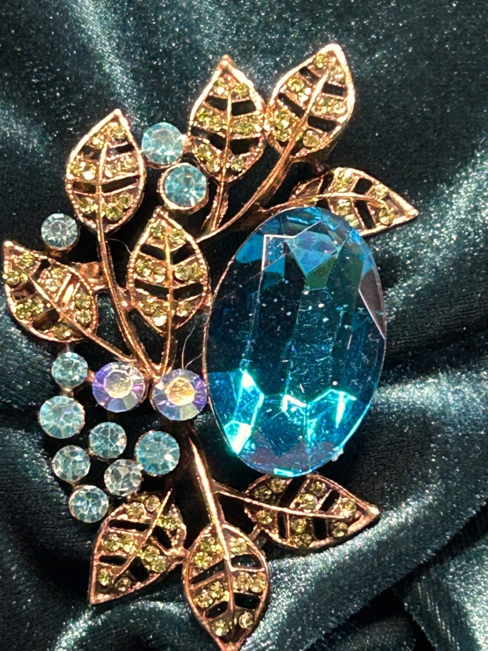 Beautiful brooch vintage look for dresses, sweaters or scarves